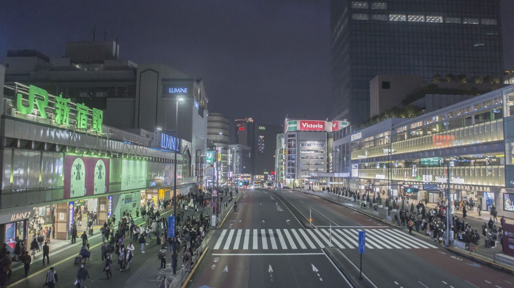 新宿站前步道桥 - 夜间