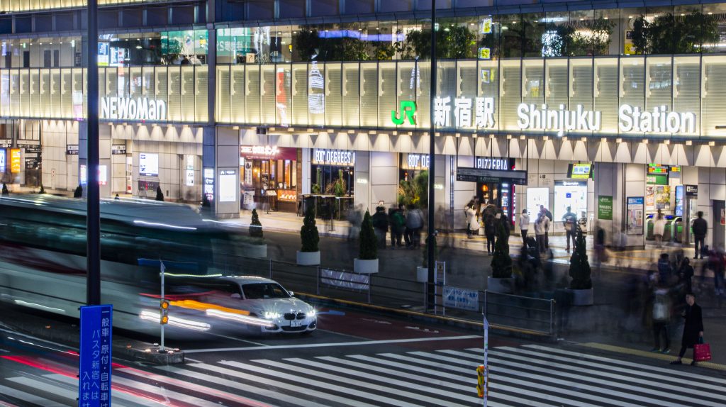 新宿駅 - 行人步道桥